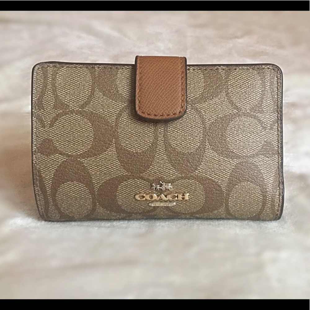 ❌❌SOLD❌❌  Coach Medium Zip Up Wallet